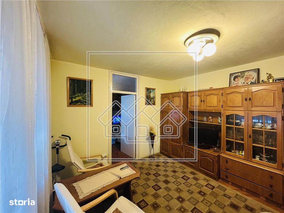 Apartament 3 camere, zona Cedonia, cu balcon, la cheie — fotografia 1