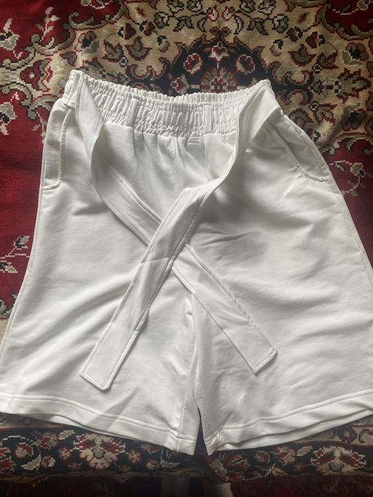 Продам белые шорты