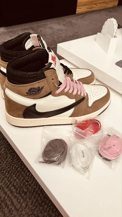 JORDAN 1 Retro High OG Travis Scott