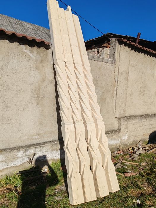 Vând stâlpi sculptat