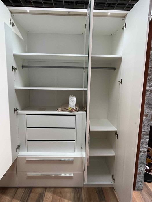 Продавам луксозен гардероб