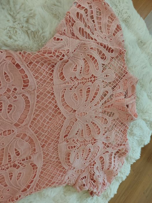 Продава се ефектна и нежна рокличка в цвят пудра