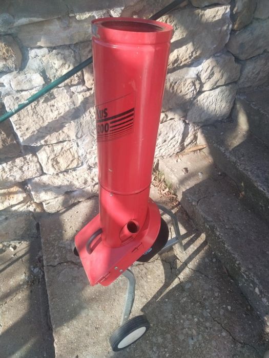 Дробилка за клони, листа, храсти. 
Смила клоните на талаж. 
Широк отво