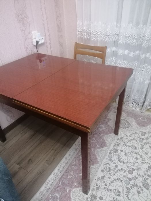 Стол советский раздвижной и стула.