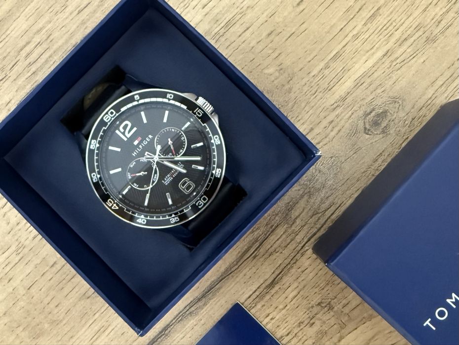 Часы TOMMY HILFIGER (оригиналные).