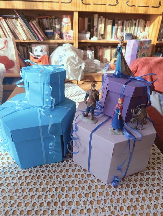 Експлодираща  кутия със снимки и торти от картон за подарък