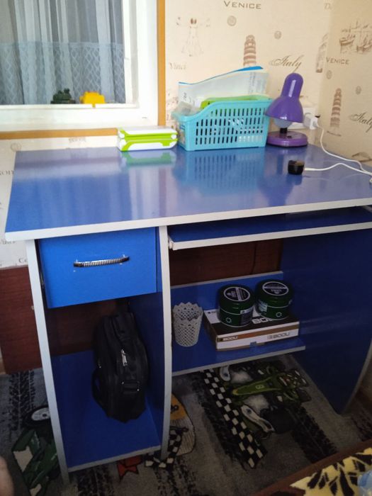 Продаётся письменный стол