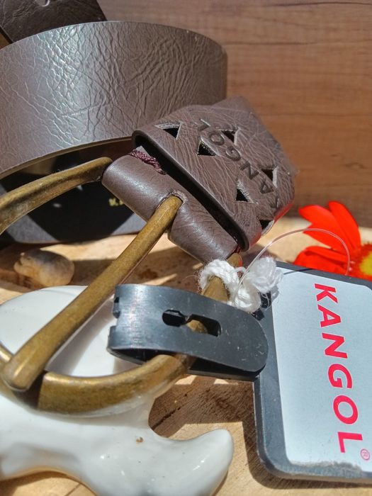 Майсторски изработен колан в кафяво с капси