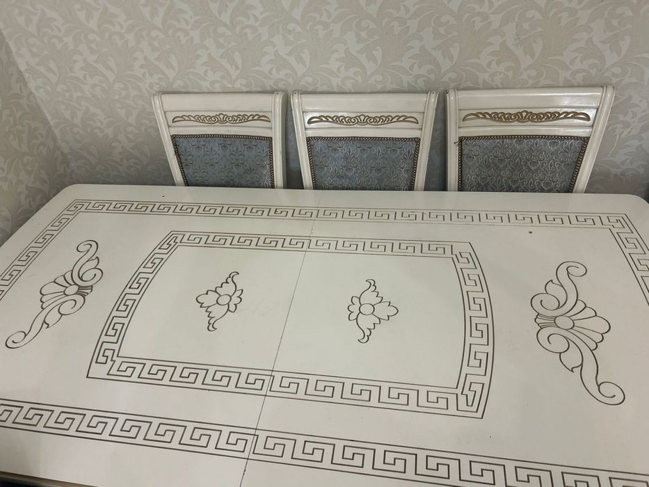 Продается Стол и стулья