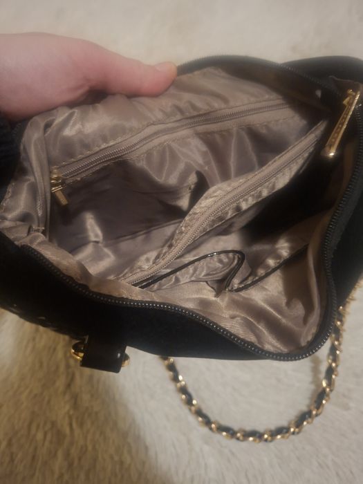 Чанта - токче, черна, с ресни. За повод.