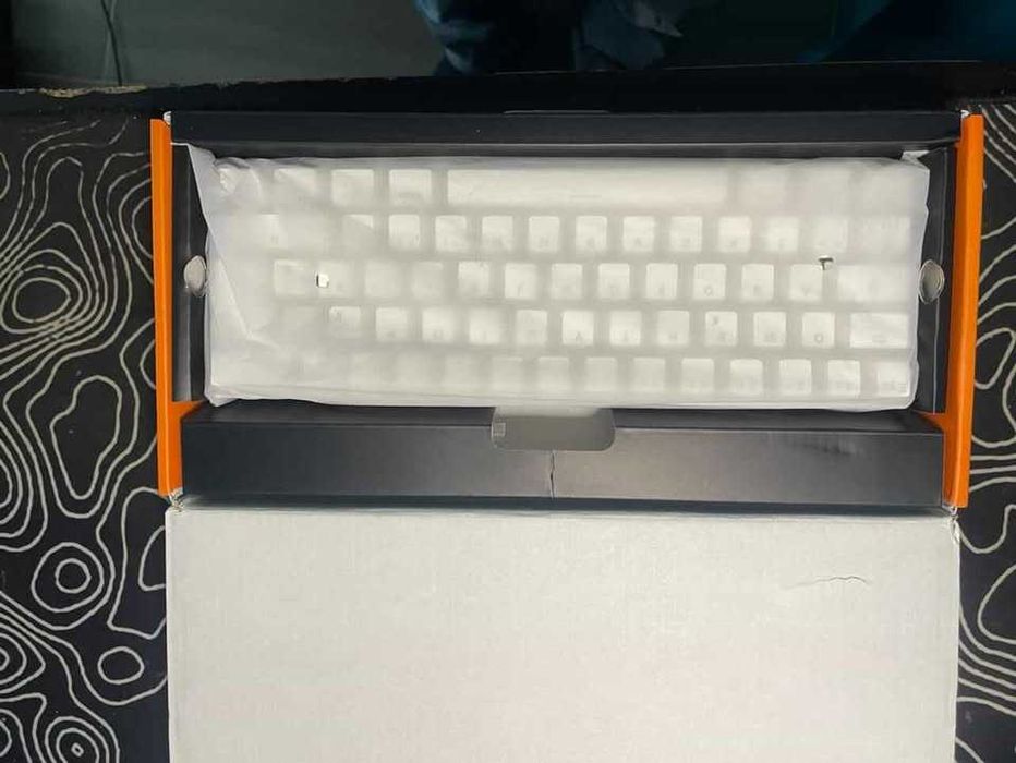 Продавам RK Royal Kludge RK61 Keyboard Нова :).