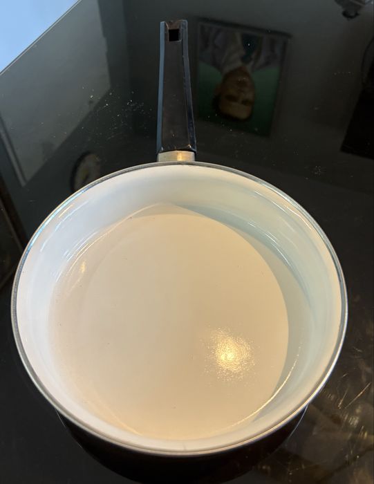 Соц едно времешен български емайлиран тиган