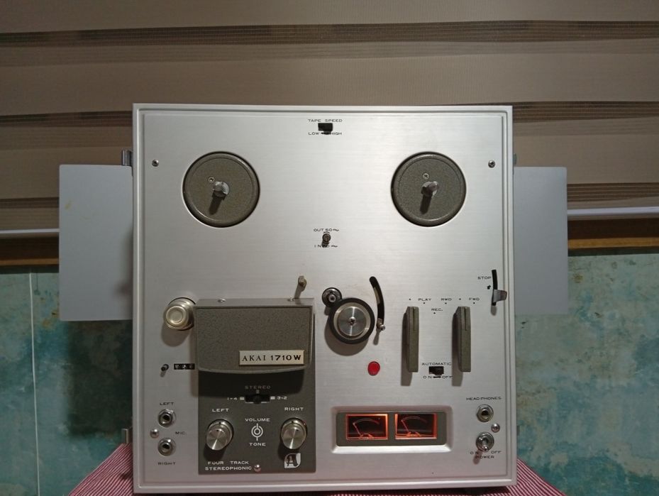 Magnetofon    Akai  1710 pe lampi si difuzoare vintage