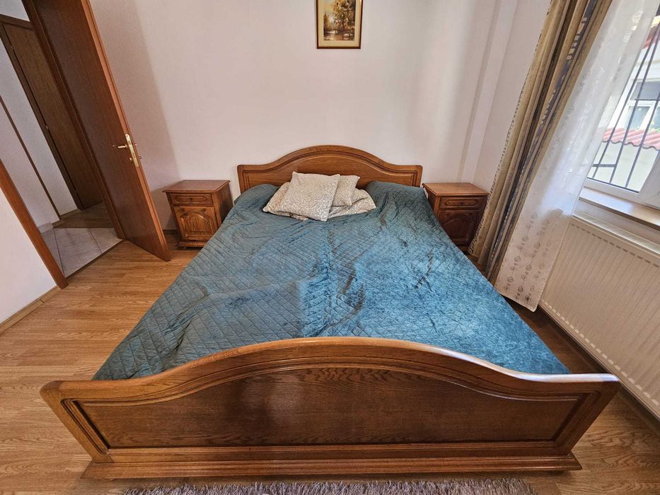 Pat cu noptiere si comoda din lemn masiv