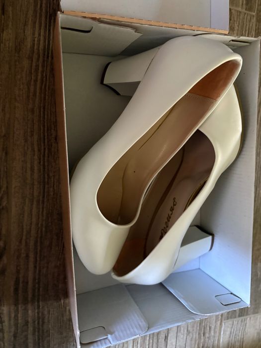 Бели обувки - 39 номер