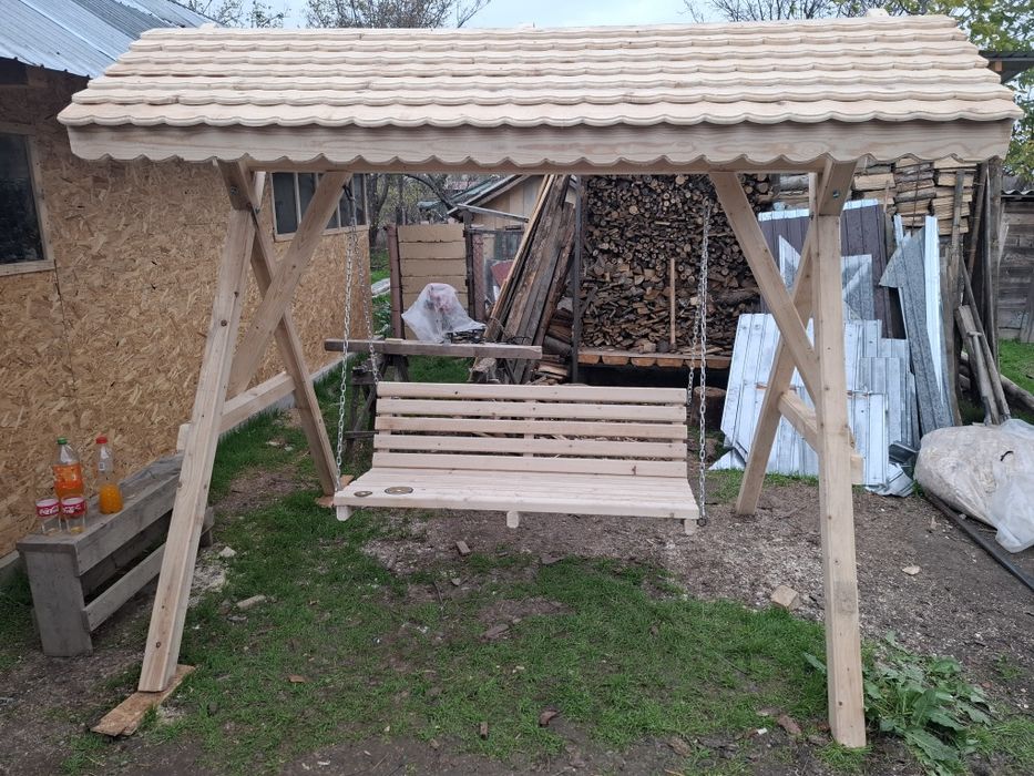 Balansoare si fântâne din lemn masiv