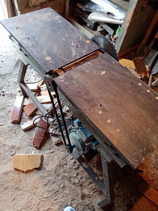 Vând abric cu circular inclusiv tot la el și cuțite de rezerva preț