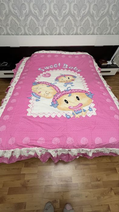 Разные покрывала и наволочки для подушек