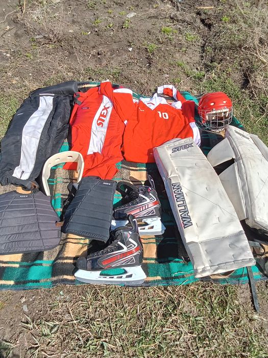 Хоккейные шлемы и форма