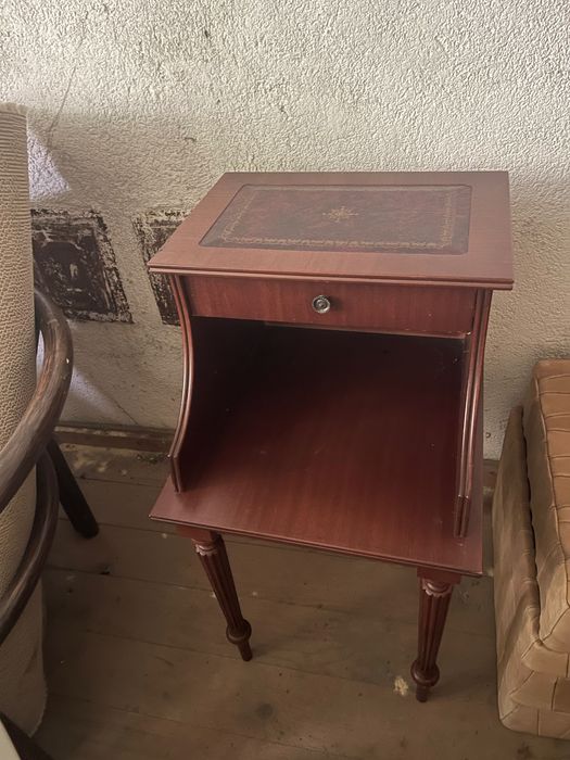 Маси и нощни шкафчета