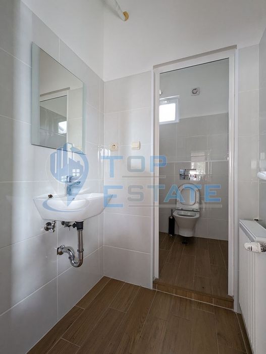 Търговска сграда на два етажа в центъра на град Златарица