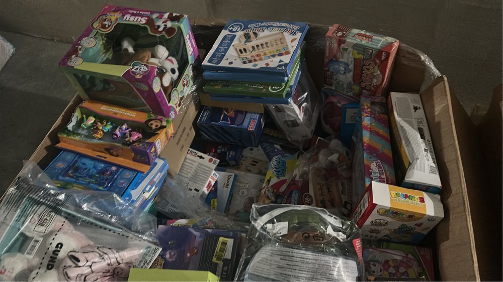 Paletii cu jucarii toate noi in cutii