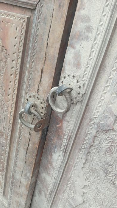 Qadimiy eshik sotiladi