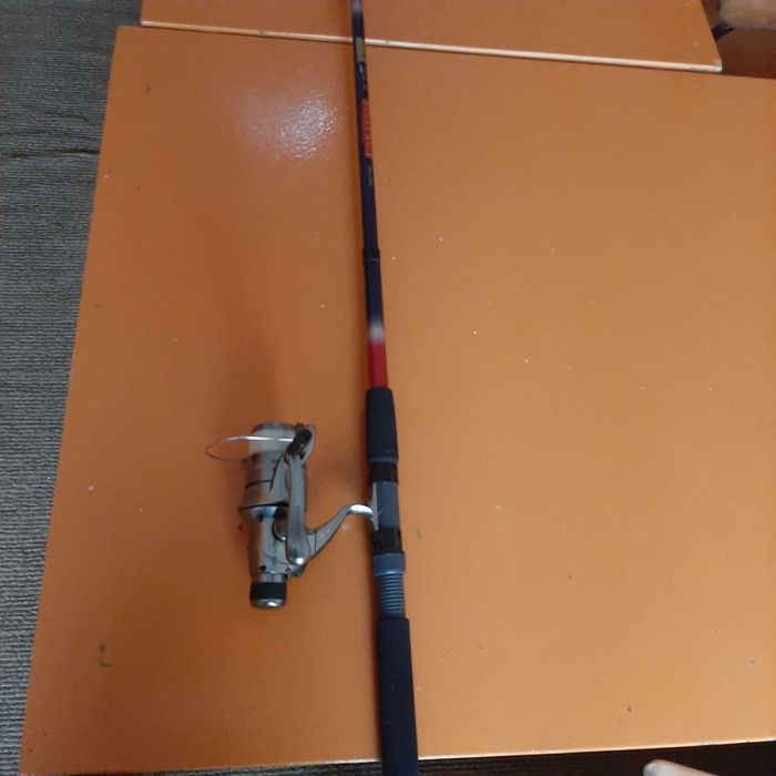 Комплект въдица и макара за риболов.