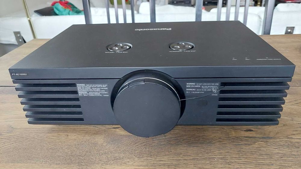 Videoproiector Panasonic Full HD nativ, lampa noua