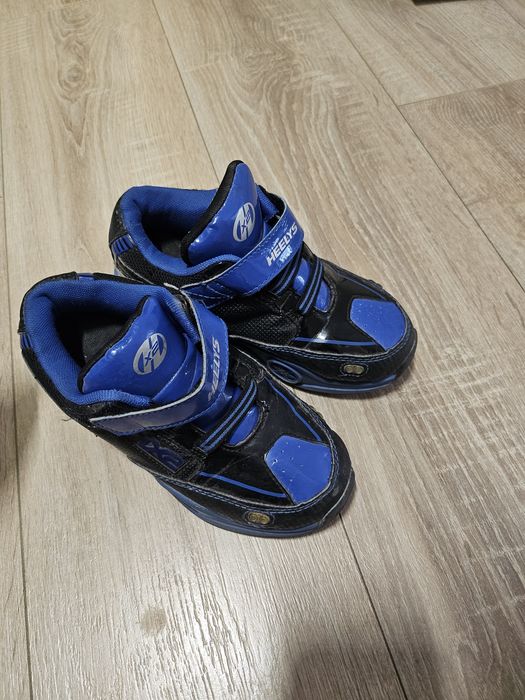 Продам роликовые кроссовки Heelys