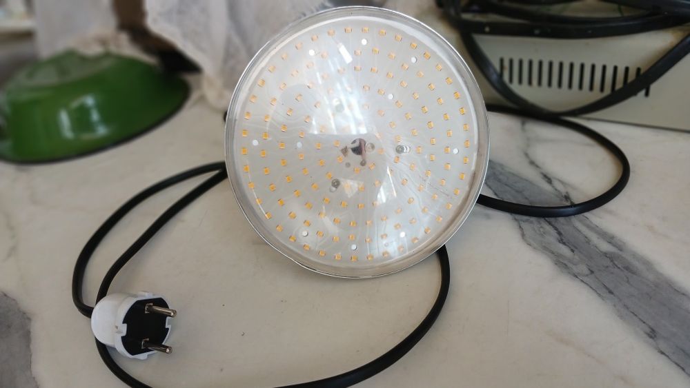Fitolampa 80W ozroq ishlatilgan sotiladi xona gullarga