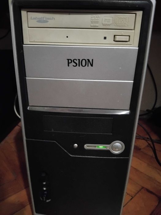 Продавам запазен и напълно работещ настолен компютър.