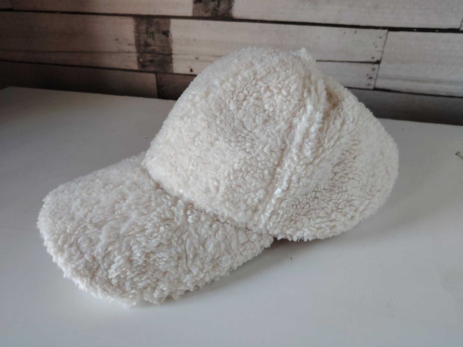 Уникални дамски шапки с козирка