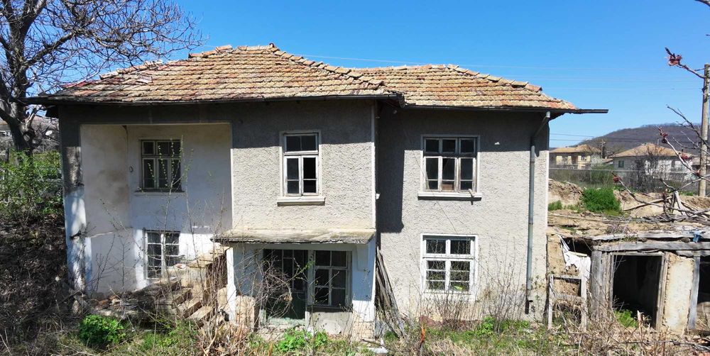 Парцел 1590 кв.м с къща – висока част на гр. Опака