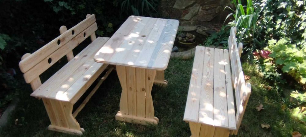 Комплект дървени маса с две пейки