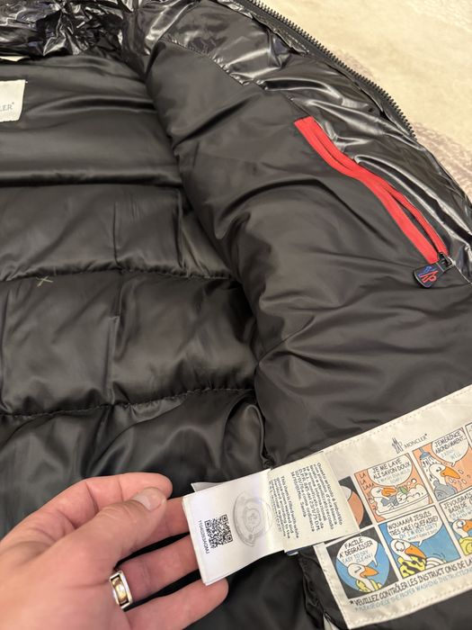 Geaca moncler  purtata de 5 ori este buna la 64kg maxim 68kg