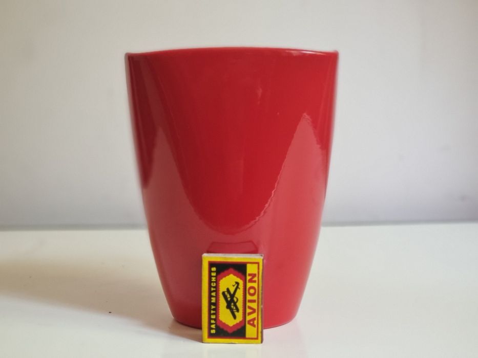 Элегантная керамическая ваза — яркий акцент в интерьере