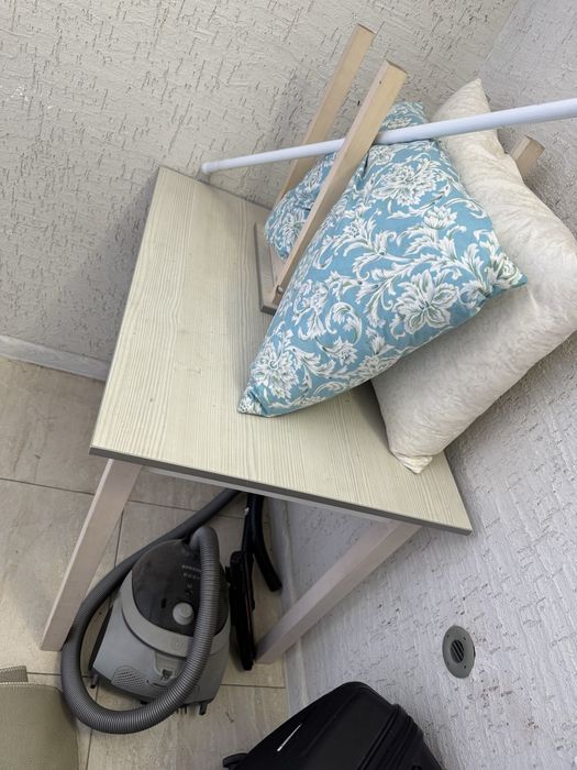 стол стулья и вешалка