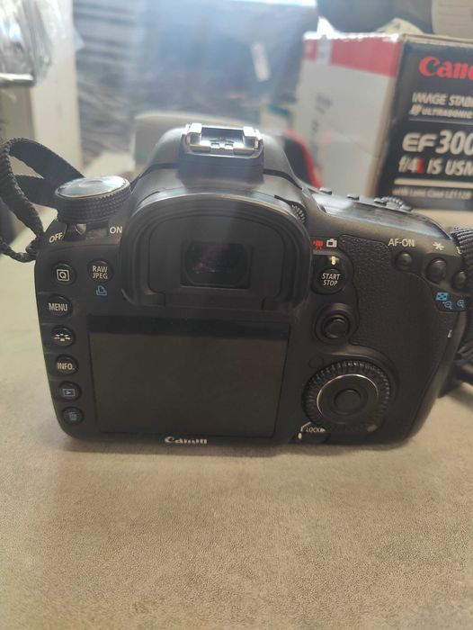 Фотоапарат Canon ЕQС 7D  и обектив Canon EF 300mm
