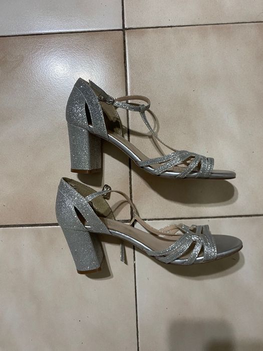 Сребристи сандали на ток Estrada