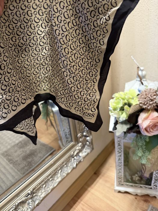 Елегантно шалче Guess