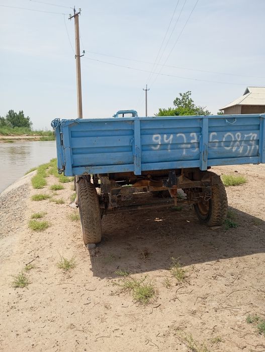 Mtz 80traktori yurib turgan traktor