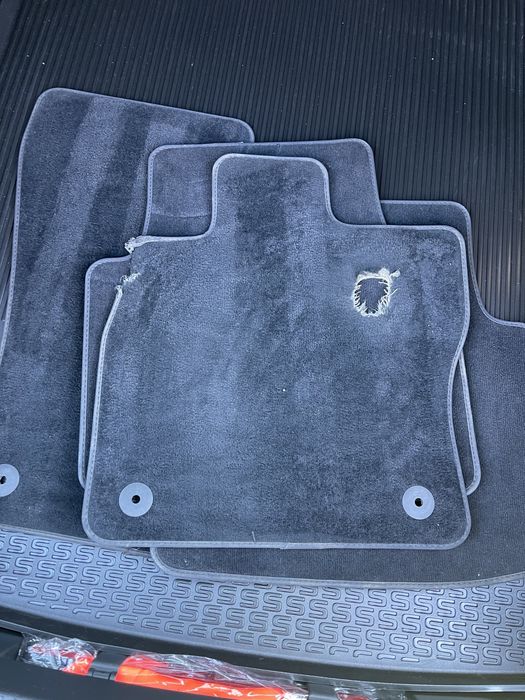 Продавам оригинални задни мокетни стелки за Шкода Супърб