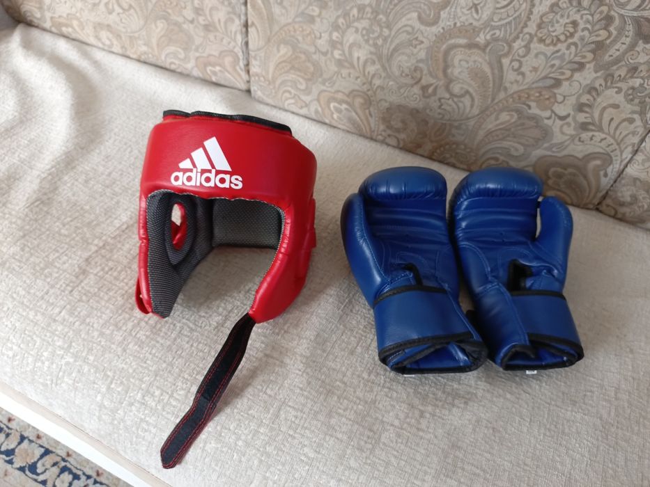Продам перчатки и шлем боксерский