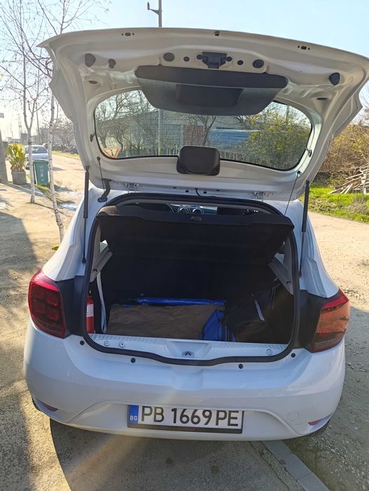 Продавам Дачия Сандеро