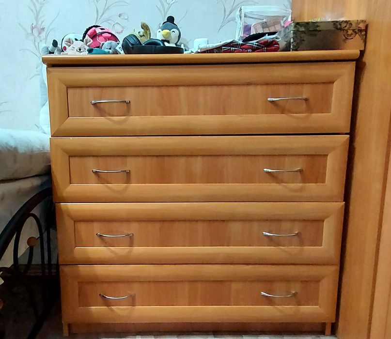 Продам мебель  шкаф угловой и комод