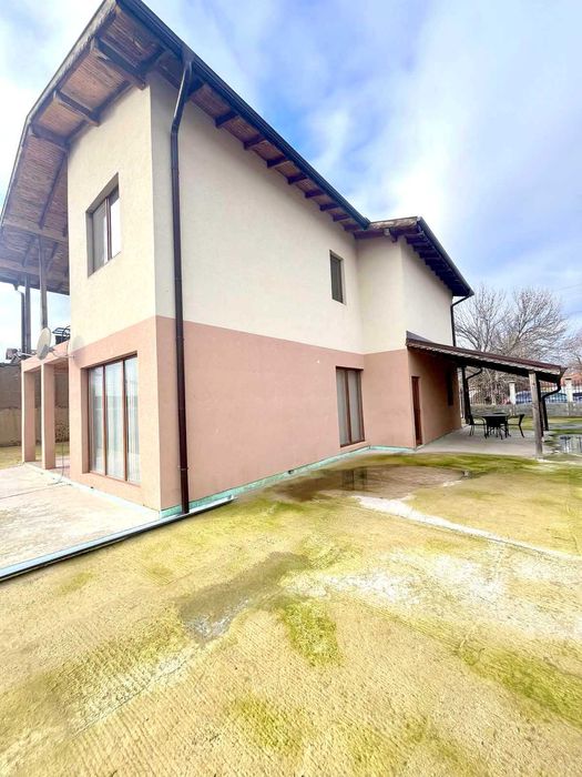 Продава къща в с. Лесново