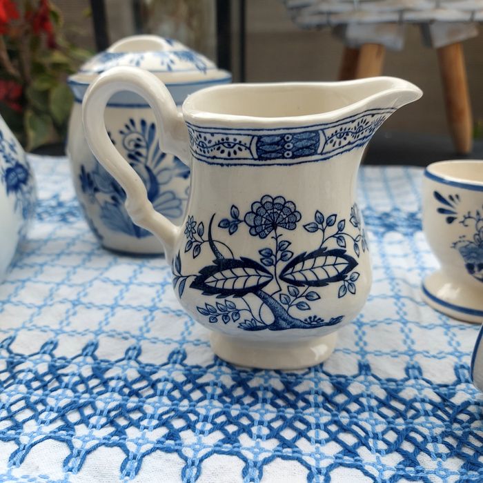 Порцеланов буркан ,коктиери, покривка