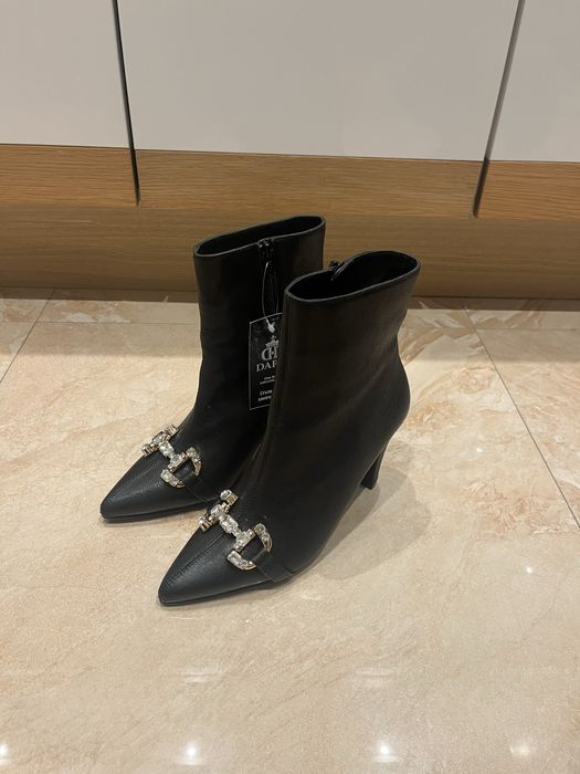 Дамски кожени боти на ток в черно