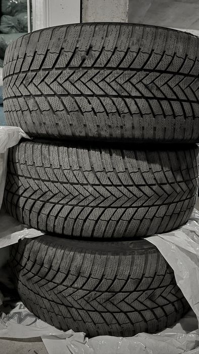 Bridgestone Blizzak LM005 255 45 R19 104V